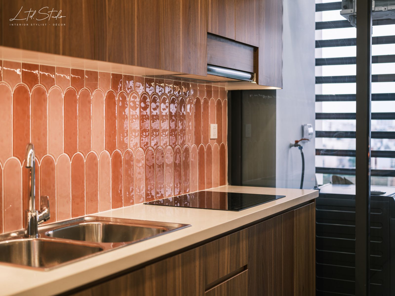 Gạch mosaic sử dụng để lát tường gian bếp cũng được lựa chọn theo tiêu chí “bo tròn”, màu hồng - đỏ đan xen, thể hiện đúng gam màu chung của căn hộ.