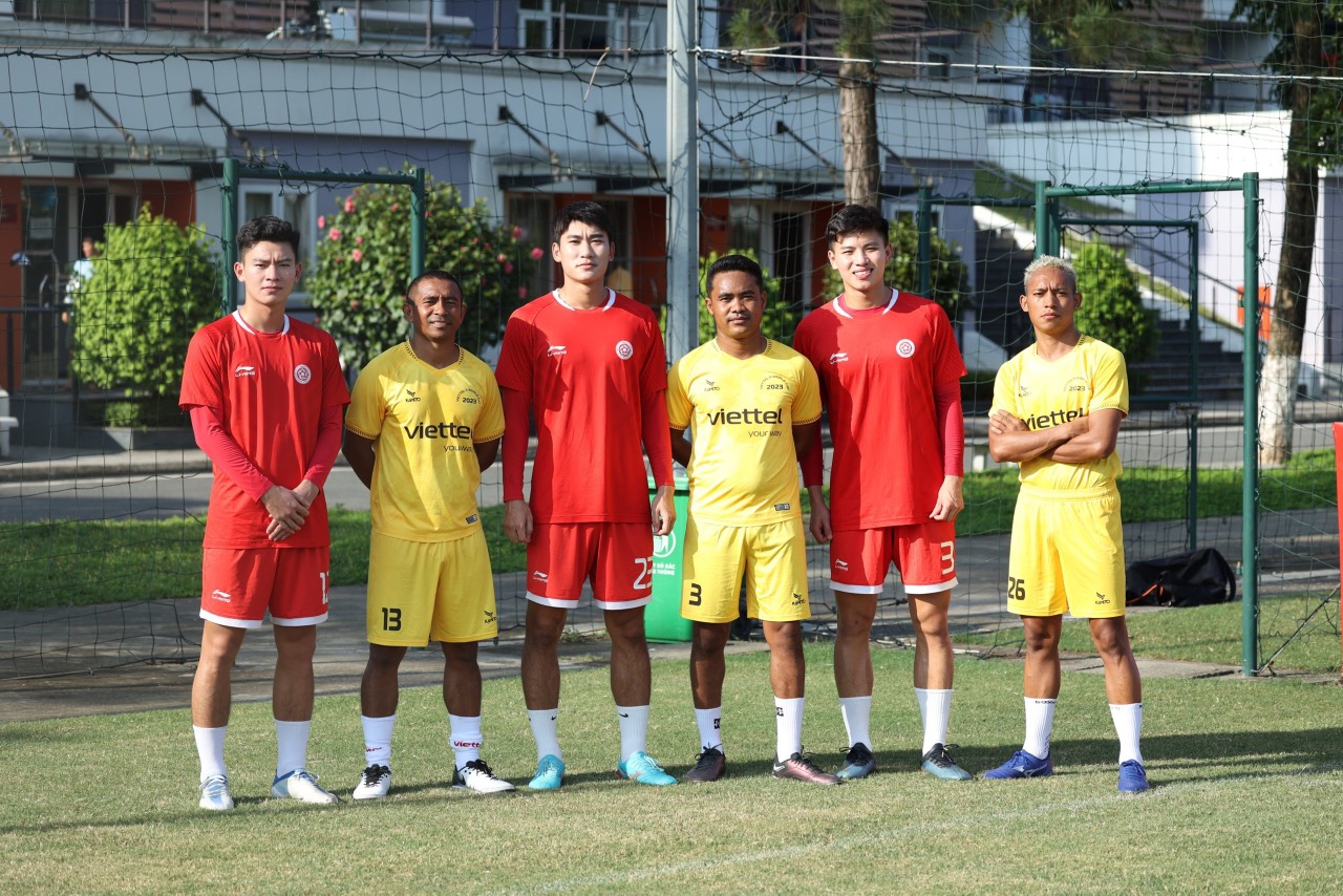 Phan Tuấn Tài, Nhâm Mạnh Dũng, Nguyễn Thanh Bình cùng các cầu thủ của Telemor