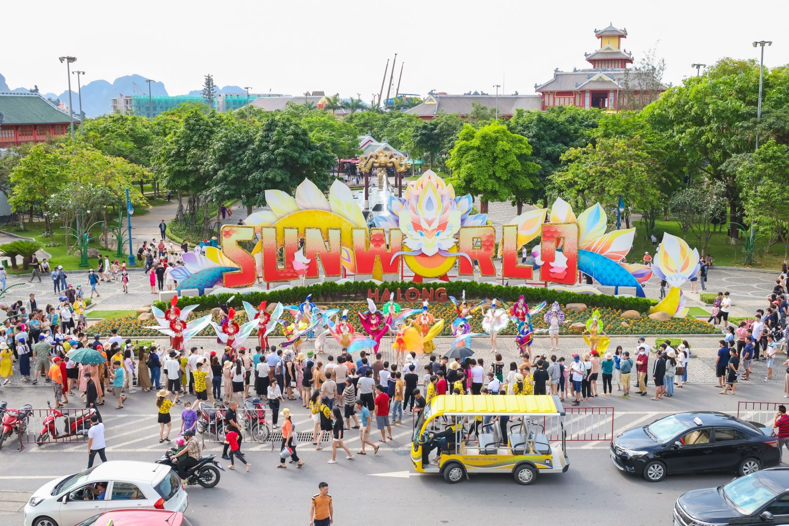 Khách vui chơi tại Sun World Ha Long, Quảng Ninh.
