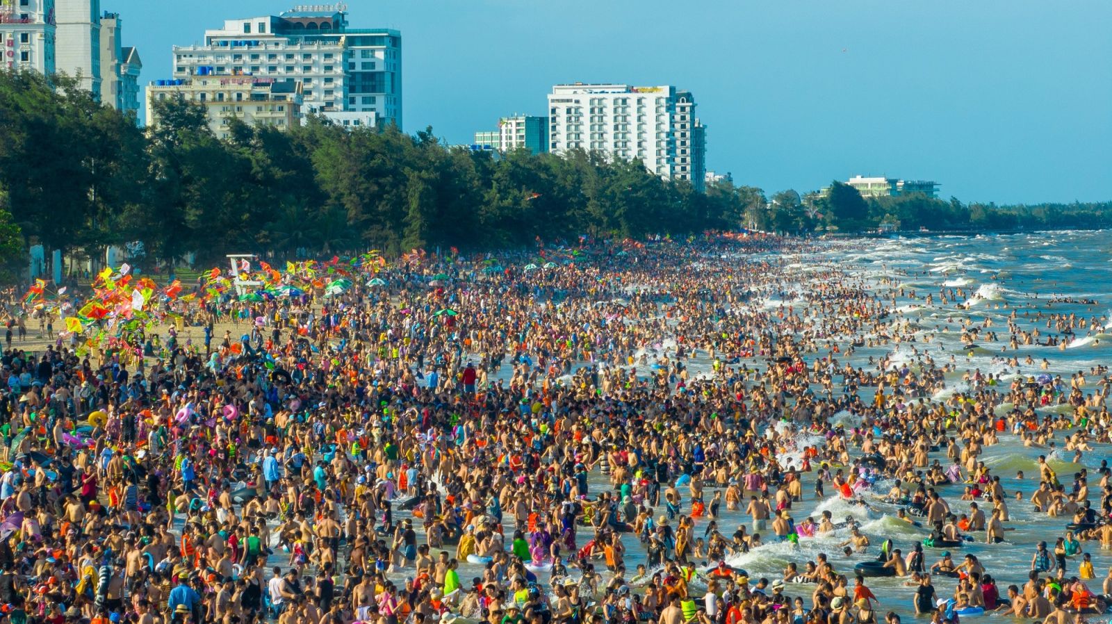 Bãi biển Sầm Sơn đông nghịt du khách hè 2023.