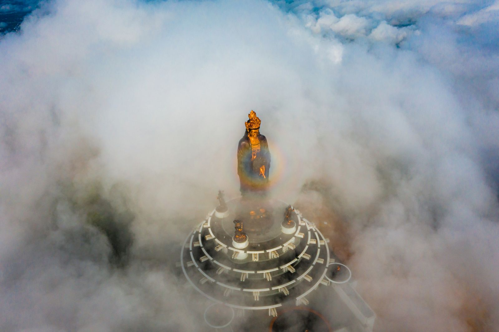 Tượng Phật Tây Bổ Đà Sơn trên núi Bà Đen. Ảnh: Minh Tú