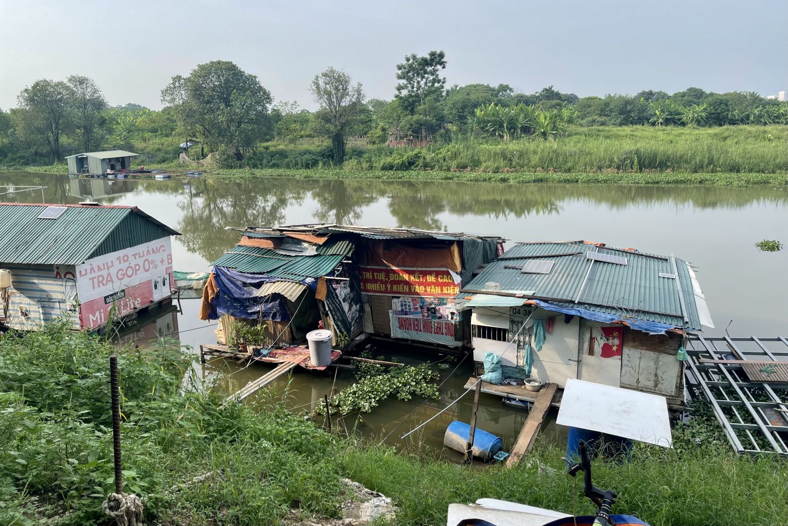 Cuộc sống khổ cực người dân xóm Phao nằm ở bãi giữa sông Hồng không hộ khẩu, không điện nước, không đất và câu chuyện quy hoạch  phân khu đô thị sông Hồng tại Hà Nội.