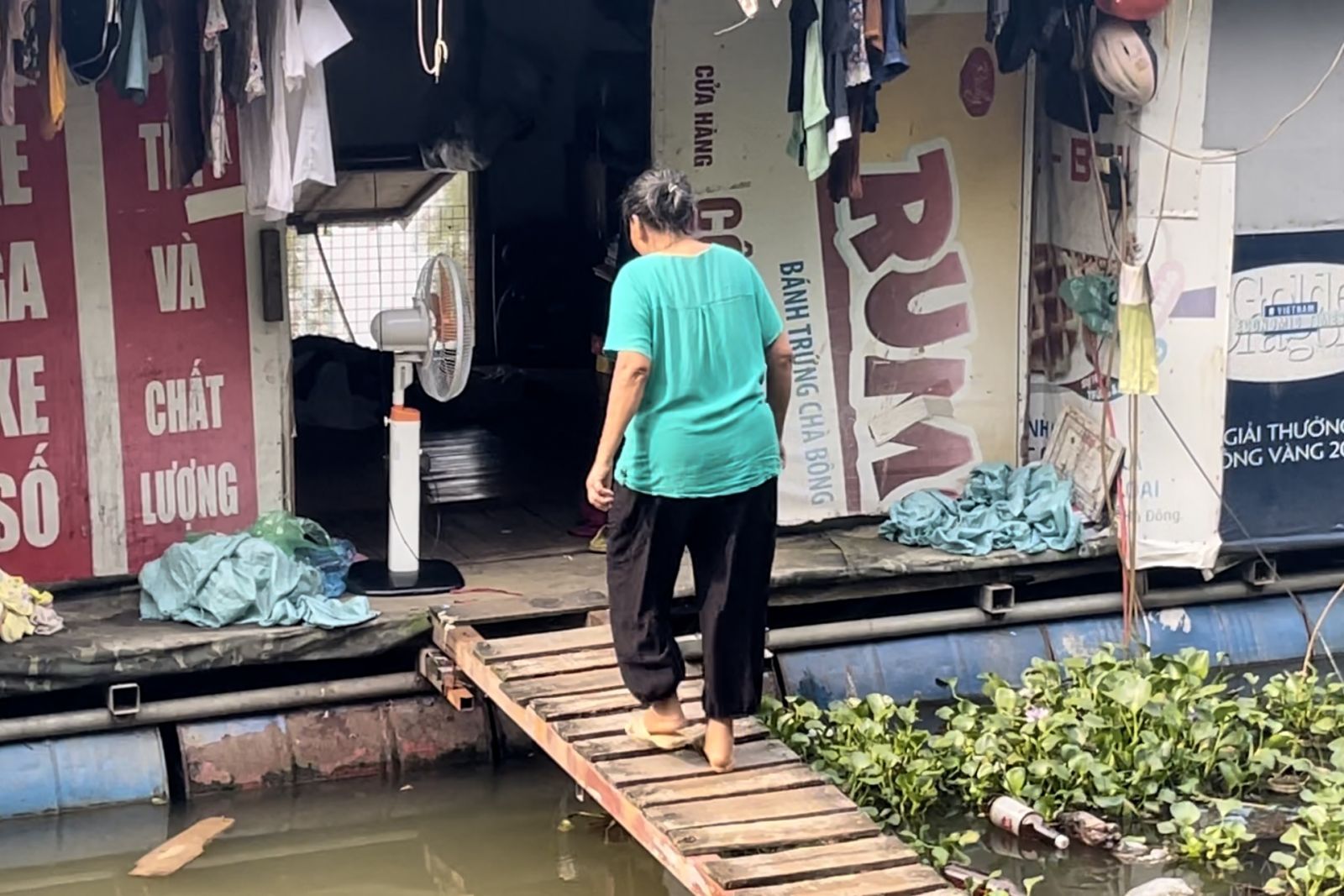 Cuộc sống khổ cực người dân xóm Phao nằm ở bãi giữa sông Hồng không hộ khẩu, không điện nước, không đất và câu chuyện quy hoạch  phân khu đô thị sông Hồng tại Hà Nội.