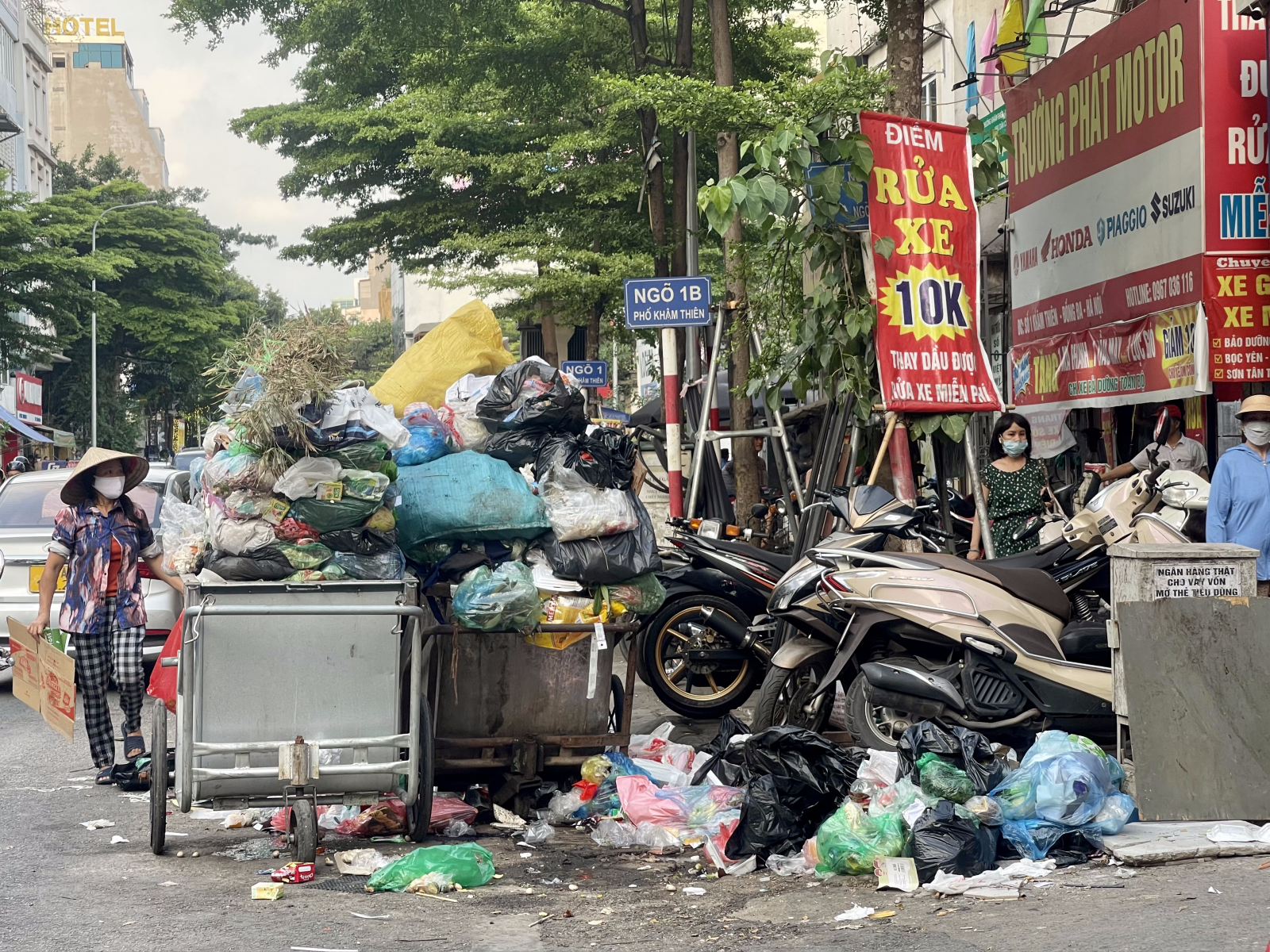 Con phố Khâm Thiên “tắc cứng” vì lưu lượng xe cộ lớn, nhưng diện tích lòng đường còn khiêm tốn, vậy mà vẫn có hàng loạt xe rác lấn chiếm đến 1/4 lòng đường.