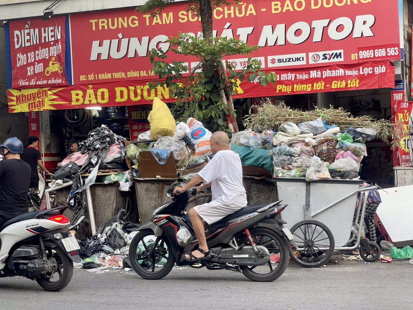 Con phố Khâm Thiên “tắc cứng” vì lưu lượng xe cộ lớn, nhưng diện tích lòng đường còn khiêm tốn, vậy mà vẫn có hàng loạt xe rác lấn chiếm đến 1/4 lòng đường.