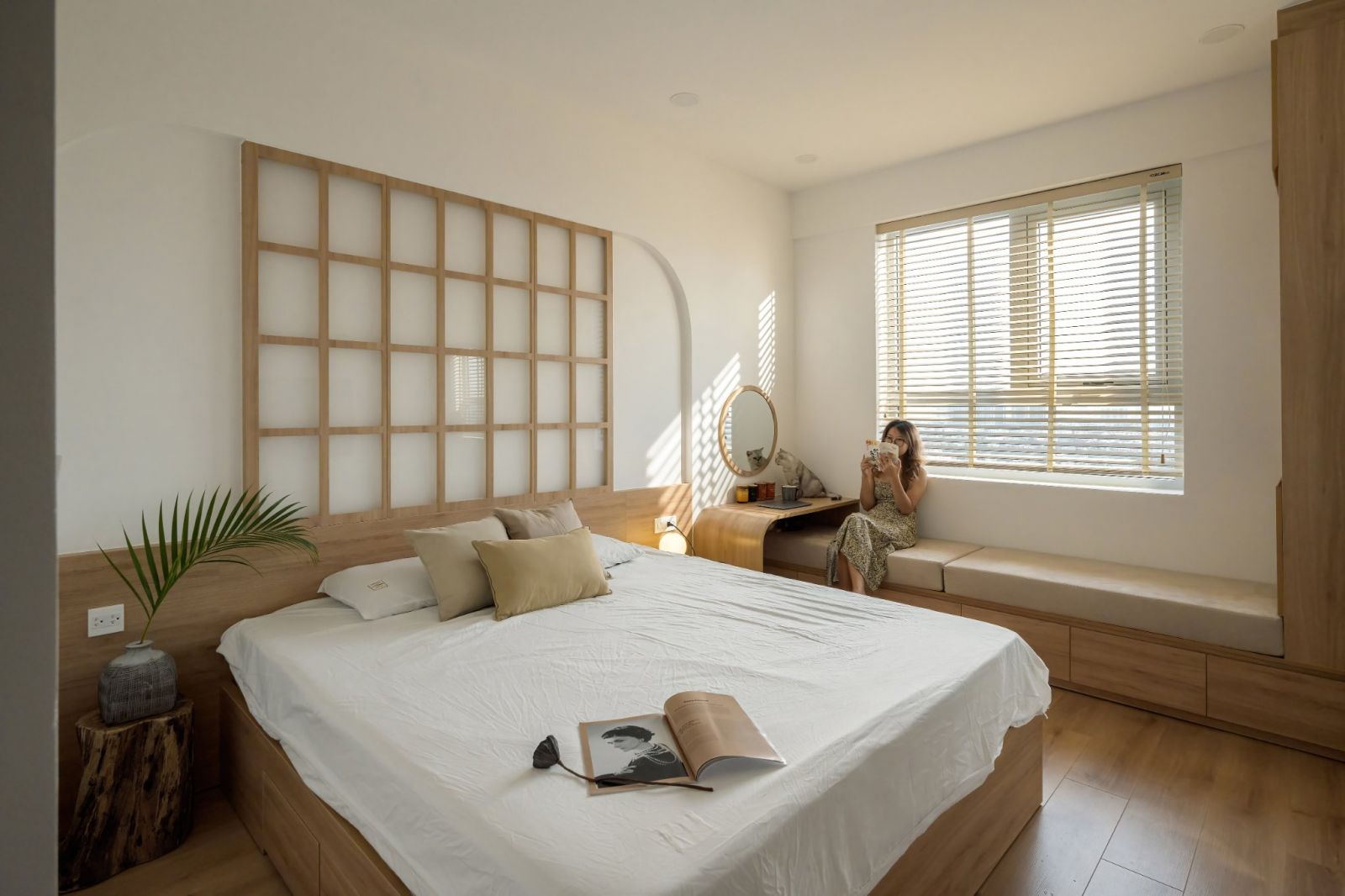 Căn phòng ngủ nhỏ xinh được vợ chồng anh Thuyết thiết kế tối giản.