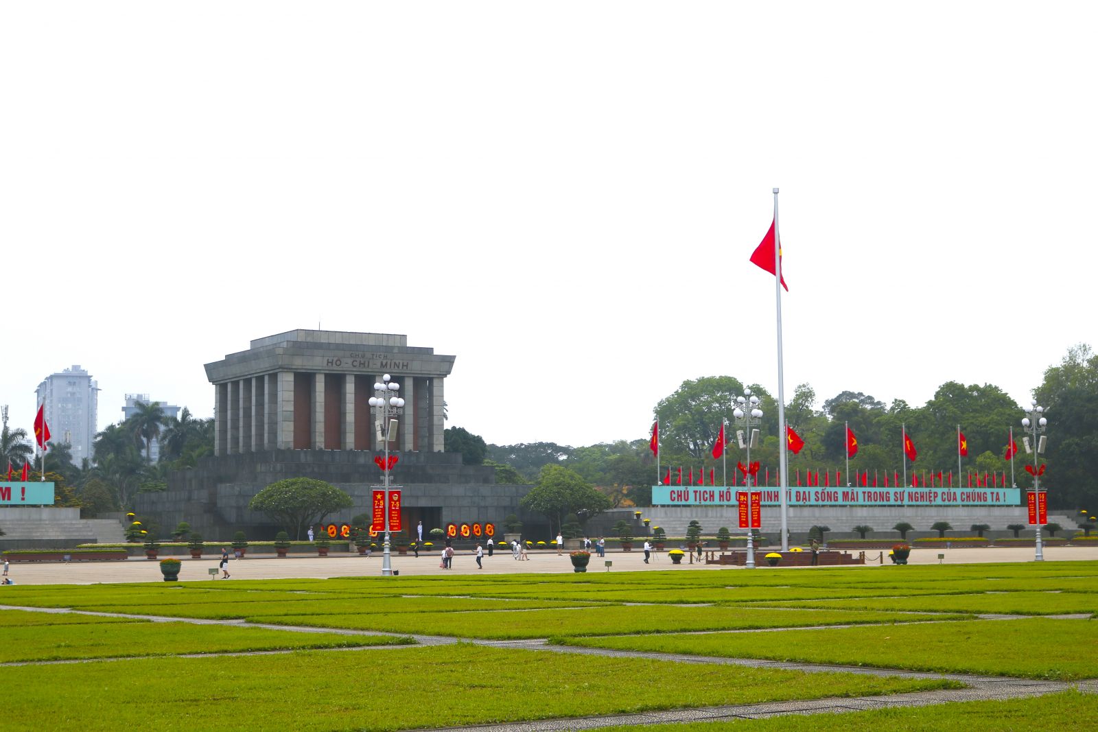 Quảng trường Ba Đình, Lăng Chủ tịch Hồ Chí Minh khoác lên màu áo mới với cờ hoa, băng rôn, khẩu hiệu; sẵn sàng đón hàng nghìn lượt khách viếng thăm.