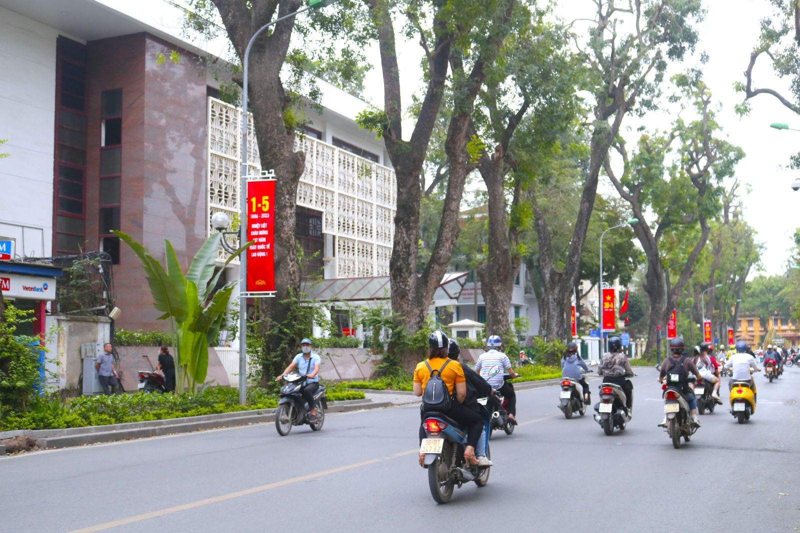UBND thành phố Hà Nội đề nghị các cơ quan, đơn vị, bệnh viện, trường học và nhân dân trên địa bàn thành phố treo cờ Tổ quốc từ ngày 29/4/2023 đến hết ngày 2/5/2023
