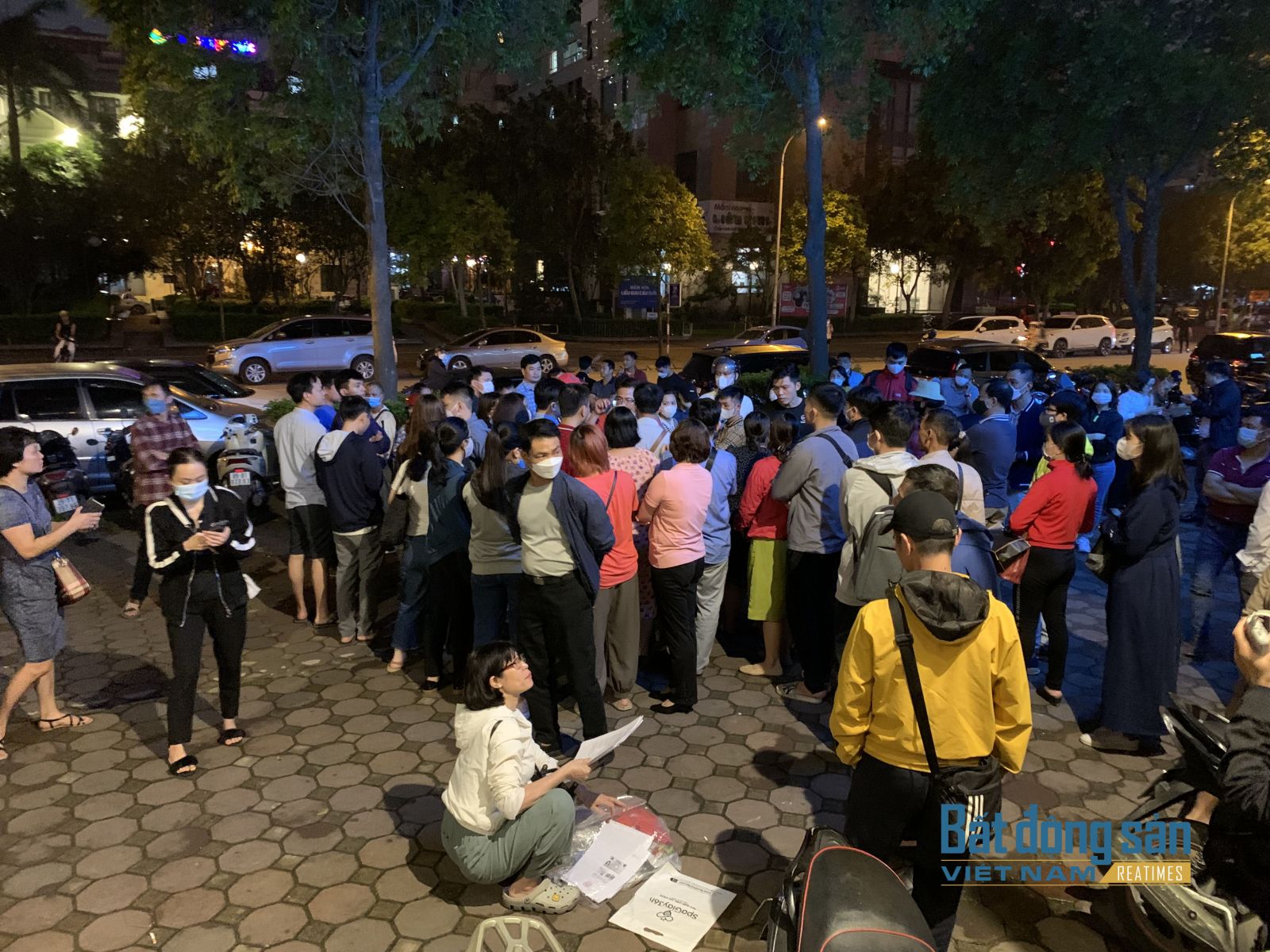 Nhiều người mua nhà ở xã hội tại dự án NHS Trung Văn (Nam Từ Liêm, Hà Nội) đã phải xếp hàng từ đêm đến sáng để chờ nộp hồ sơ.