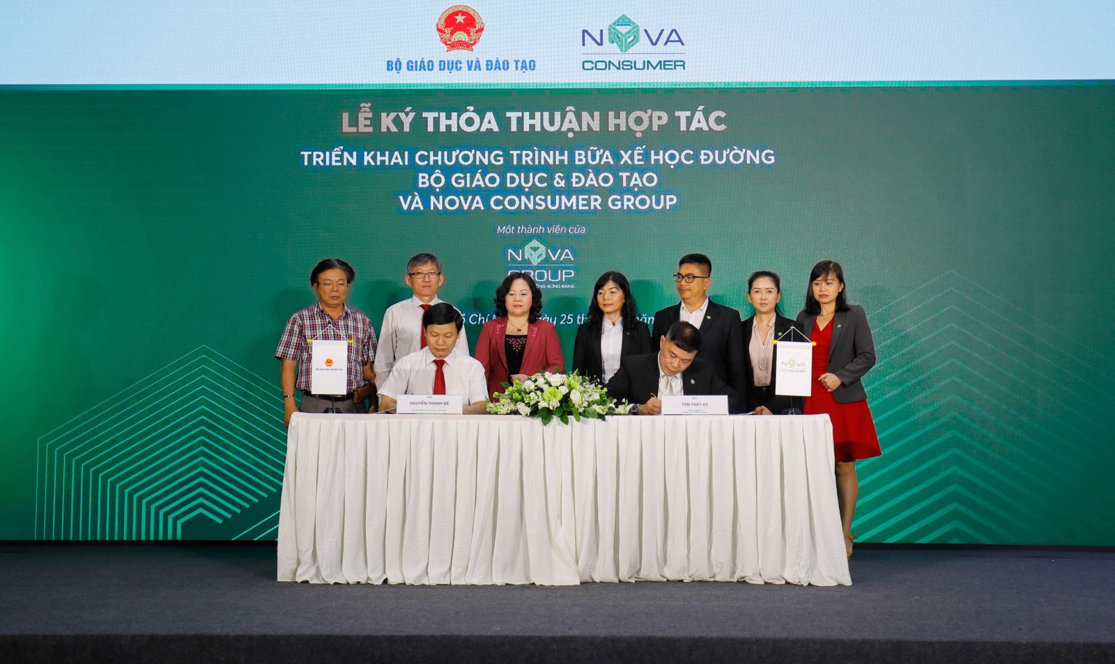 Đại diện Bộ Giáo dục & Đào tạo và Nova Consumer Group ký kết thỏa thuận hợp tác.