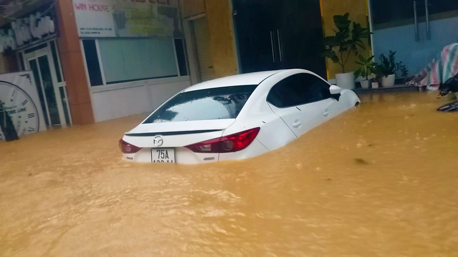 Xe ô tô ngập trong nước ở Khu ĐTM An Vân Dương