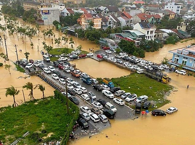 Ô tô chen nhau tránh lũ lụt ở cầu Phát Lát 2 thuộc trung tâm ĐTM An Vân Dương 