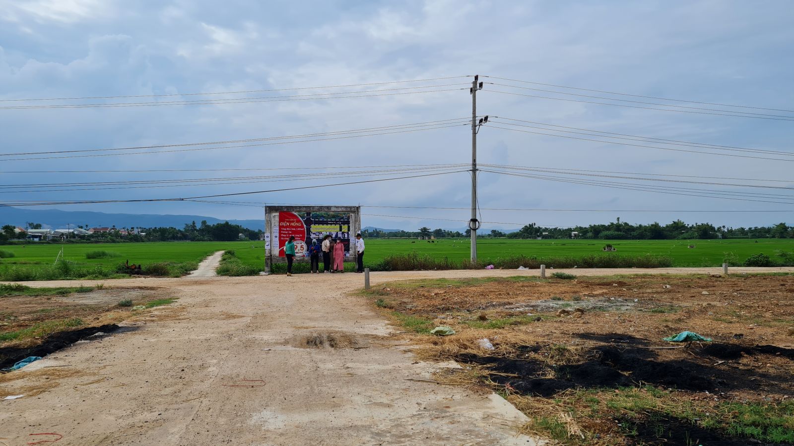 13 lô đất thuộc Khu dân cư Điện Hồng được thị xã Điện Bàn đã tổ chức đấu giá.