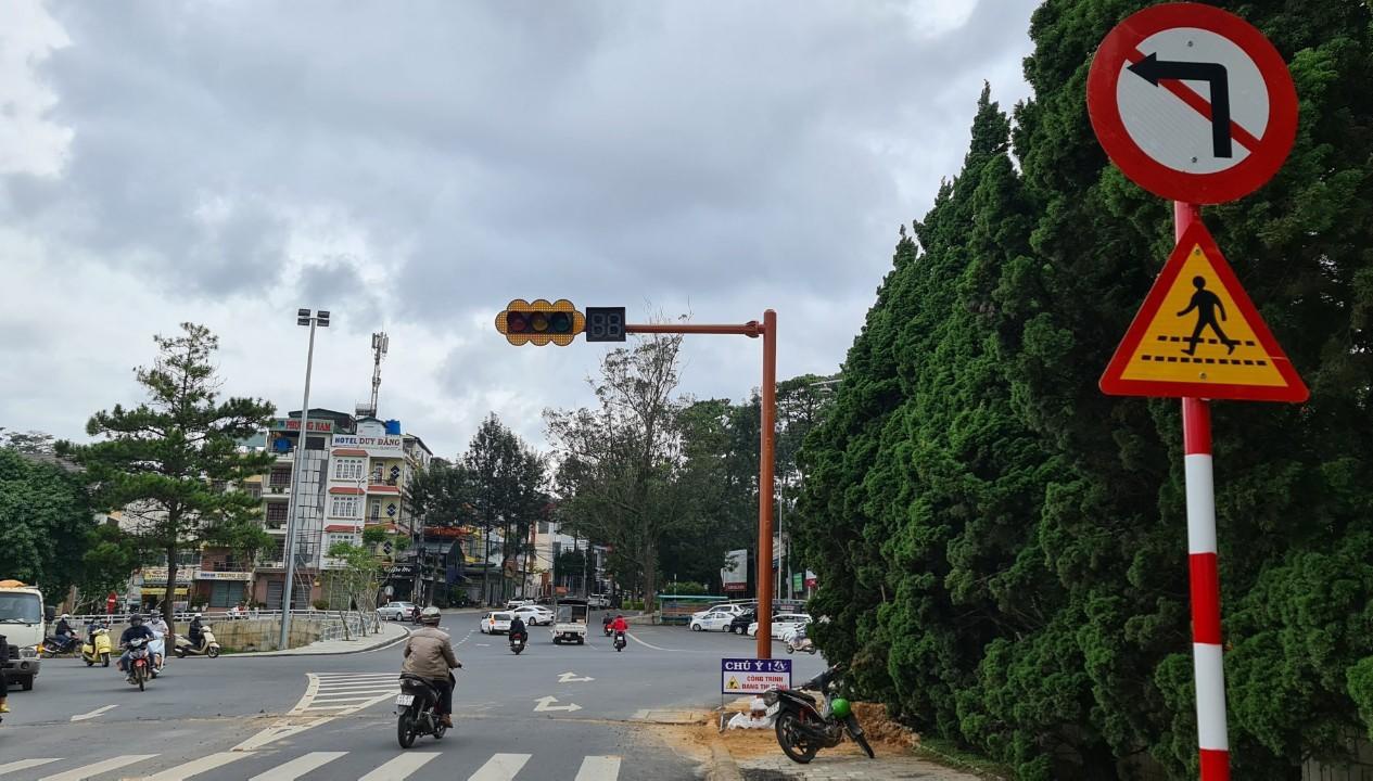Cột đèn xanh đèn đỏ đầu tiên được dựng tại nút giao thông Hoàng Văn Thụ - 3 Tháng 2