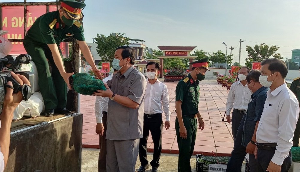 Ông Phan Việt Cường, Bí thư Tỉnh ủy Quảng Nam cùng lãnh đạo UBND tỉnh, huyện Đại Lộc chuyển rau củ quả lên xe gửi tặng người dân TP. Đà Nẵng