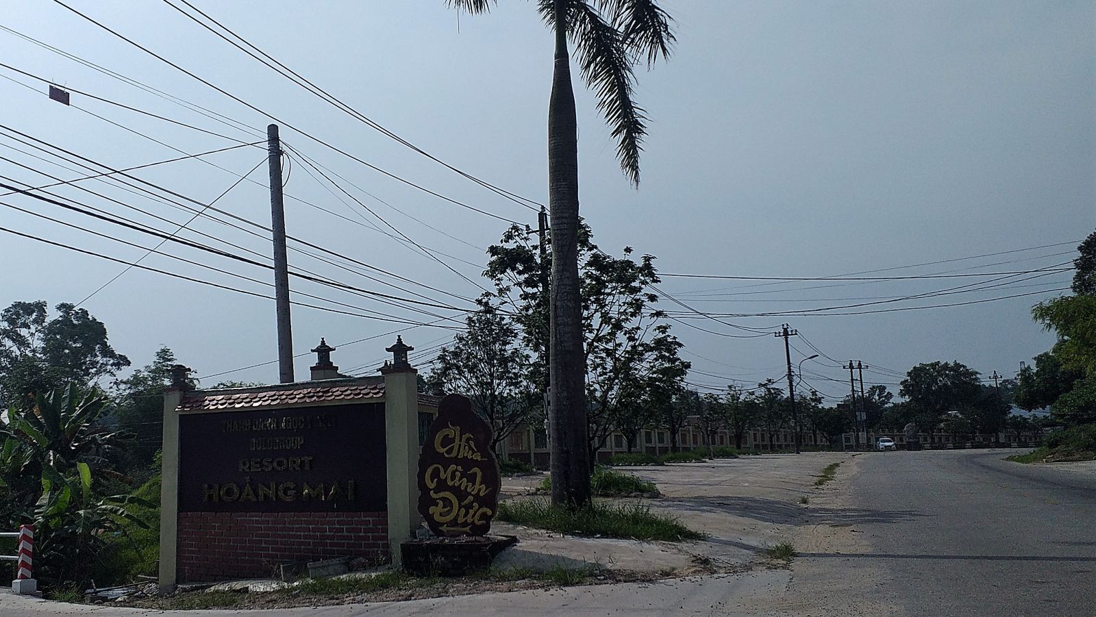 Resort Hoàng Mai với hệ thống tường rào kiên cố bên ngoài dài hàng trăm mét được cho là lấn chiếm đất công bị yêu cầu xử lý dứt điểm 