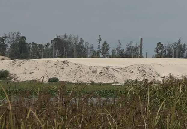 Những đống cát cao ngất ngưởng được hút trái phép ở sông Cổ Cò