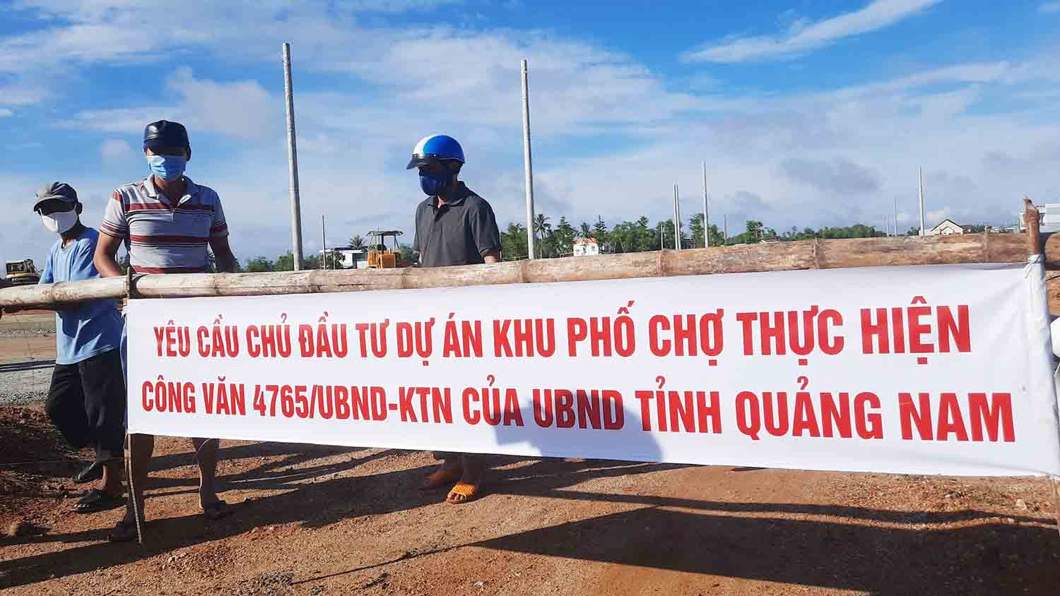 Người dân căng băng rôn yêu cầu chủ đầu tư thực hiện chỉ đạo của UBND tỉnh Quảng Nam.