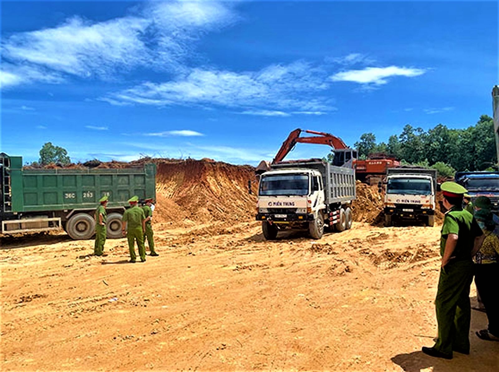 Lực lượng công an bắt quả tang việc khai thác đất trái phép ở xã Triệu Sơn, huyện Triệu Phong, tỉnh Quảng Trị
