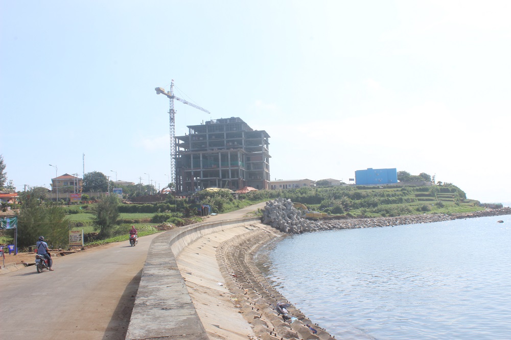 Tháng 4/2016, lãnh đạo tỉnh Quảng Ngãi mới phê duyệt ĐTM dự án và yêu cầu Sở Xây dựng khẩn trương cấp phép xây dựng, không xử phạt chủ đầu tư.