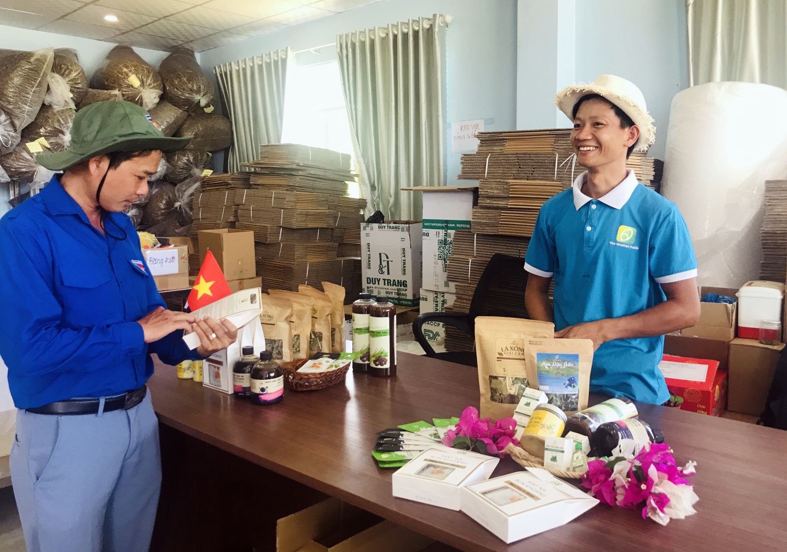 Nguyễn Tá Đông giới thiệu cho khách những sản phẩm được làm từ thảo dược tại nông trại