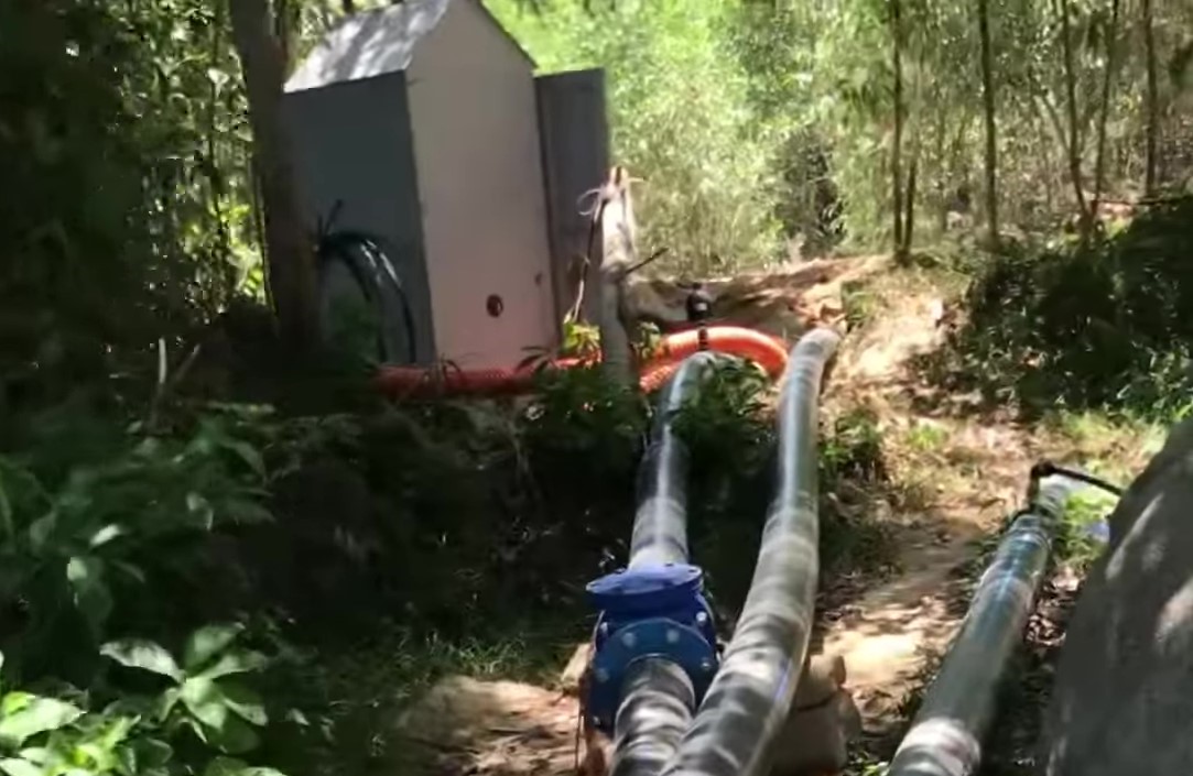 Hệ thống ống dẫn đưa nước sông về nơi xử lý trước khi cung cấp cho dân dùng