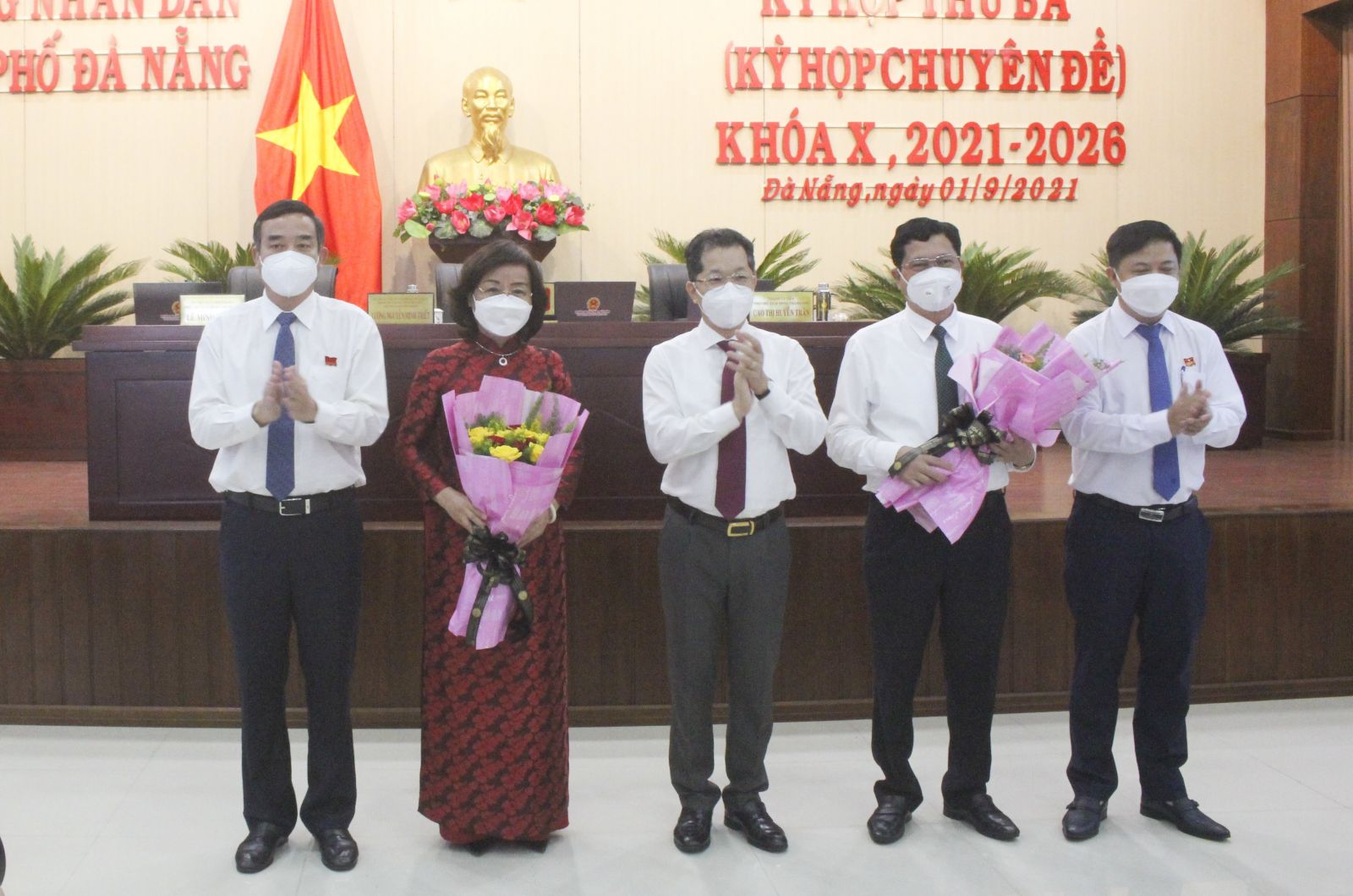 Lãnh đạo Thành ủy, HĐND và UBND TP. Đà Nẵng tặng hoa chúc mừng ông Trần Phước Sơn và bà Ngô Thị Kim Yến