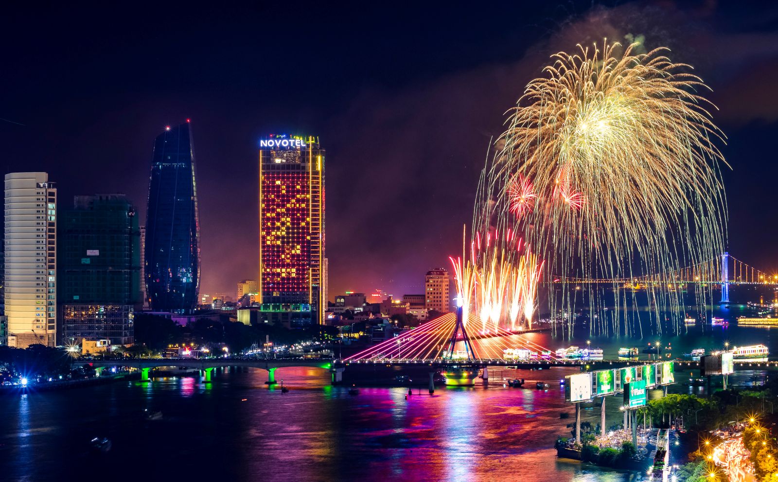 Sông Hàn - TP. Đà Nẵng lung linh về đêm.