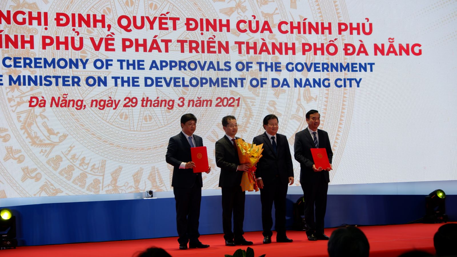 Phó Thủ tướng Chính phủ Trịnh Đình Dũng trao các Nghị định, Quyết định của Chính phủ, Thủ tướng Chính phủ về phát triển Đà Nẵng.