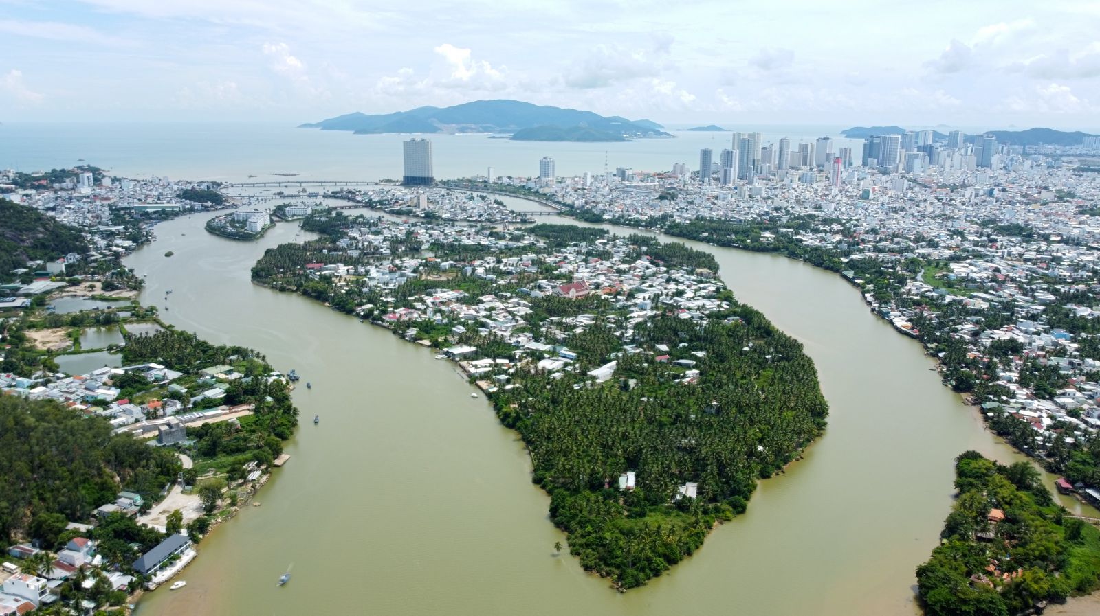 Khu vực sông Cái chảy qua TP. Nha Trang, rồi đổ ra biển