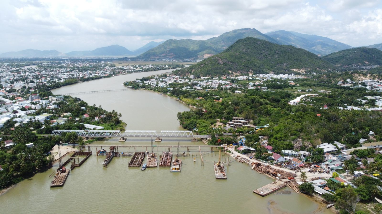 Dự án Đập ngăn mặn sông Cái là dự án đa mục tiêu, không chỉ nhằm ngăn chặn tình trạng nhiễm mặn, mà còn kết hợp giao thông qua sông Cái theo đường Vành đai 2, tạo động lực phát triển kinh tế - xã hội cho TP.Nha Trang.