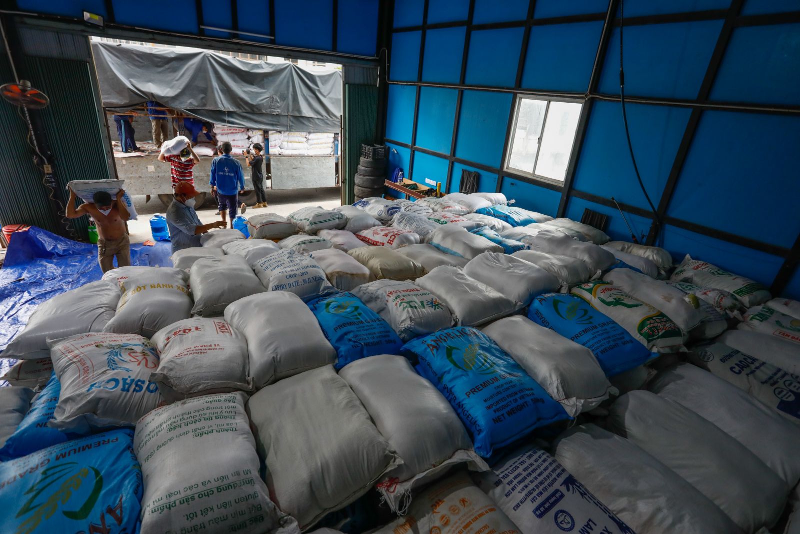 1.000 tấn gạo cho hơn 350 khu phong toả  tập kết tại kho trung tâm...