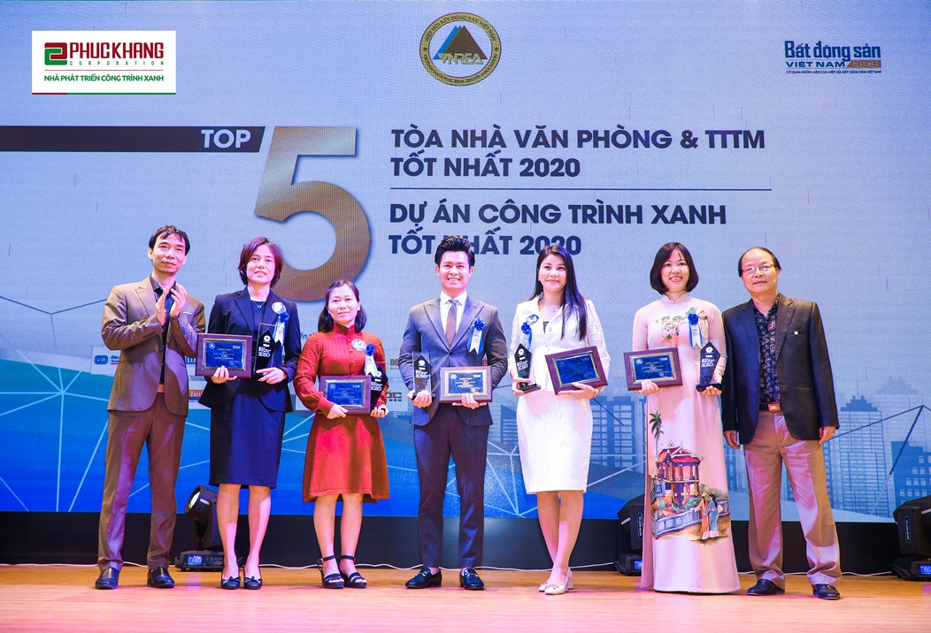 Ms. Le Thi Hong Na (in Vietnamese ao dai), Phuc Khang Corporation R&D Center, receiving cup and award for Diamond Lotus Riverside as Top 5 green building projects in 2020