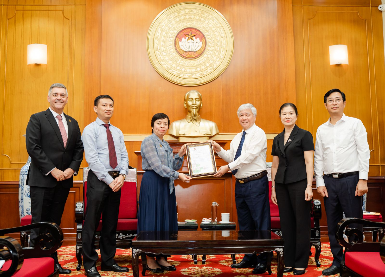 Chủ tịch Đỗ Văn Chiến và đại diện UBTW MTTQ Việt Nam trao thư cảm ơn đến Masterise Group