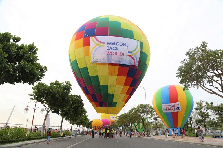 Ngày hội khinh khí cầu thu hút hàng nghìn du khách