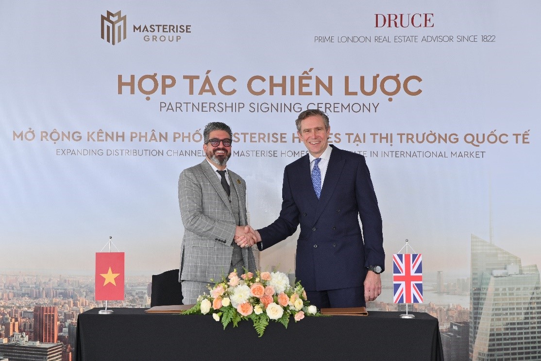 Ông Robert Barlett, CEO Druce toàn cầu trong buổi ký kết cùng Masterise Group nhằm phân phối bất động sản Việt Nam ra toàn cầu