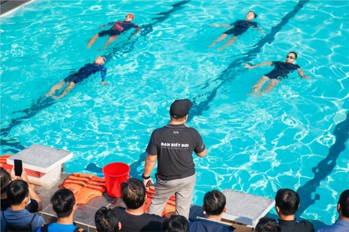 Học bơi là kỹ năng cần thiết để trẻ tự bảo vệ mình trong môi trường nước (Ảnh minh họa)