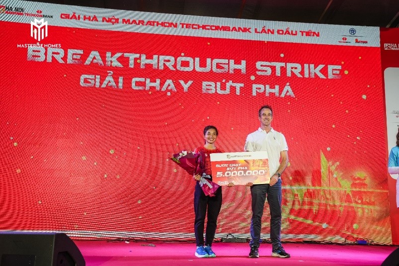 Lần đầu tiên chạy cự ly 42km, VĐV Nguyễn Thị Oanh đã giành được giải I chung cuộc và bất ngờ khi được nhận thêm giải “Bước chạy Bứt Phá” của Masterise Homes 