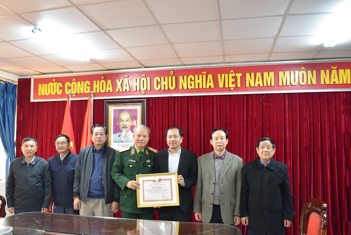 Trung tướng Hoàng Khánh Hưng - Chủ tịch Hội Hỗ trợ gia đình liệt sĩ Việt Nam trao bằng khen cho CLB thiện nguyện Ấm Tình Yêu Thương