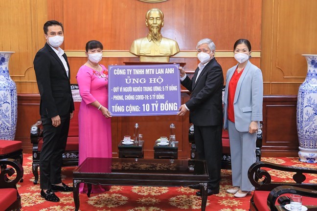  Bí thư Trung ương Đảng, Chủ tịch UBTƯ MTTQ Việt Nam Đỗ Văn Chiến tiếp nhận ủng hộ từ Công ty TNHH MTV Lan Anh 