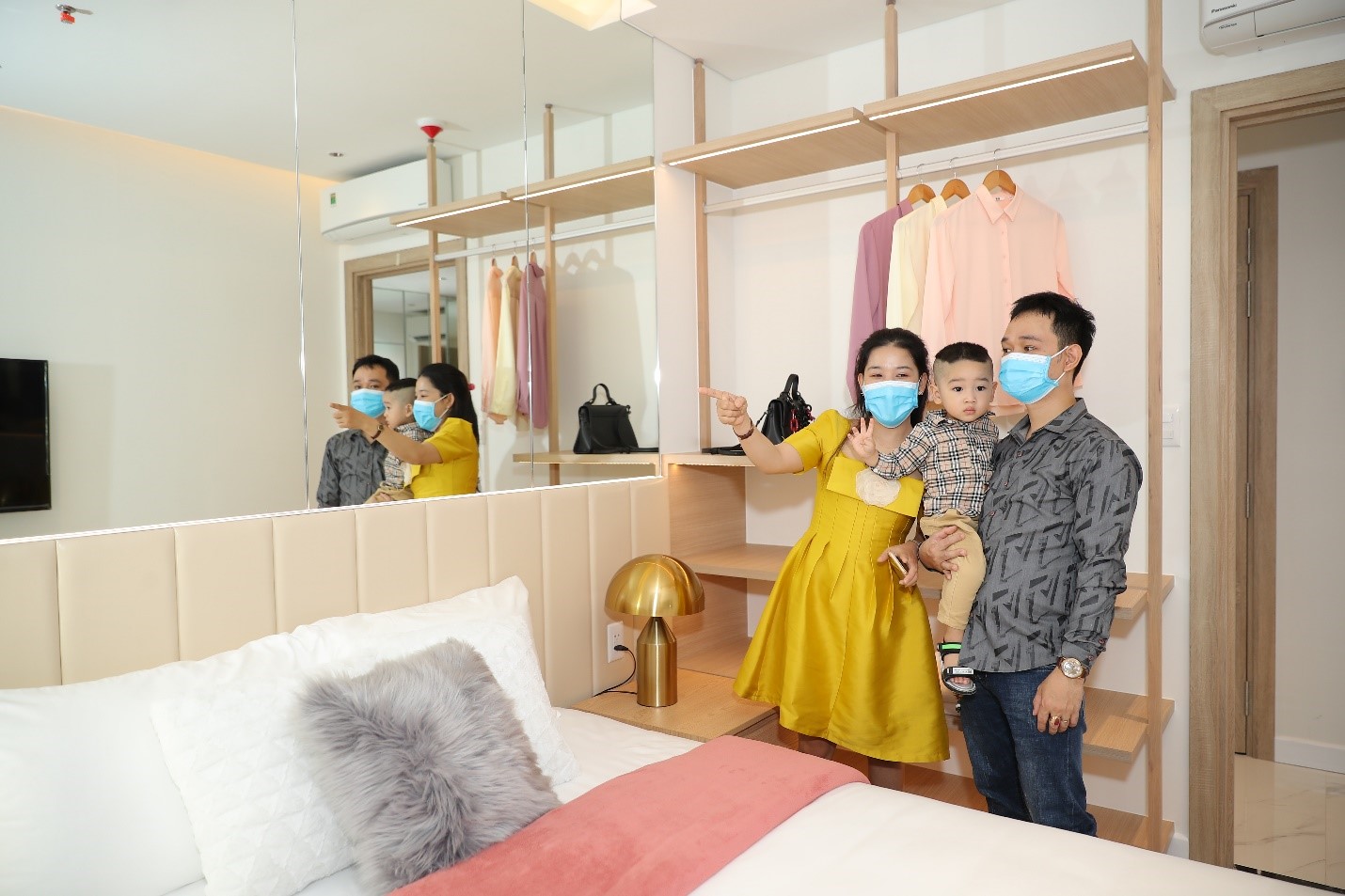 Gia đình trẻ của anh Võ Ngọc Trung thích thú với không gian phòng ngủ của căn hộ