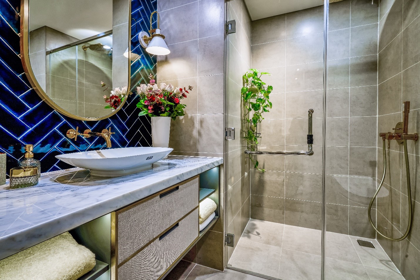 Nội thất nhà tắm đang trang bị các thiết bị thương hiệu như: vòi rửa Grohe, bồn rửa Toto, vòi sen tắm âm tường Davas…