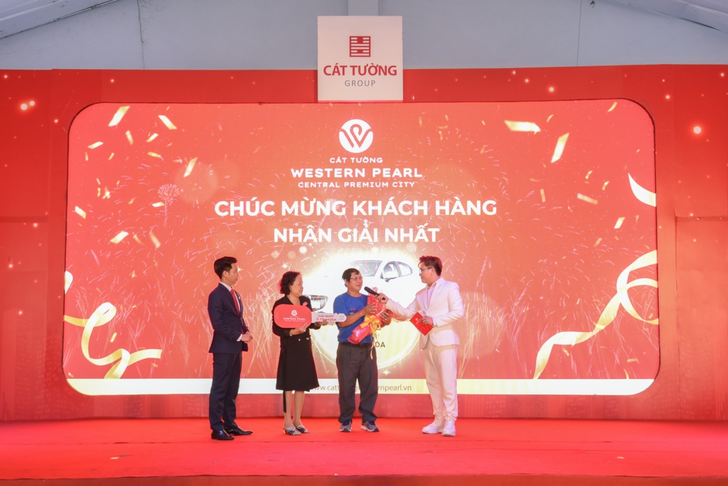 Ông Trương Ngọc Linh – Giám đốc Khối Kinh doanh Bất động sản Dân dụng Tập đoàn Địa ốc Cát Tường và MC Đại Nghĩa trao xe ô tô cho khách trúng giải