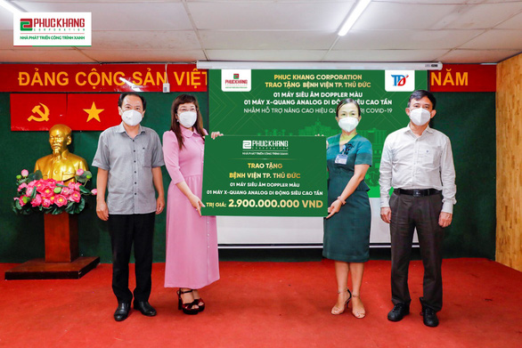 Lễ trao tặng thiết bị y tế cho Bệnh viện TP Thủ Đức có sự tham gia của Phó giám đốc Sở Y tế TP.HCM Nguyễn Hoài Nam (bìa trái) và Phó chủ tịch UBND TP Thủ Đức Nguyễn Kỳ Phùng (bìa phải)