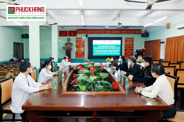Lãnh đạo Phuc Khang Corporation trong lễ trao tặng thiết bị tại Bệnh viện Phạm Ngọc Thạch