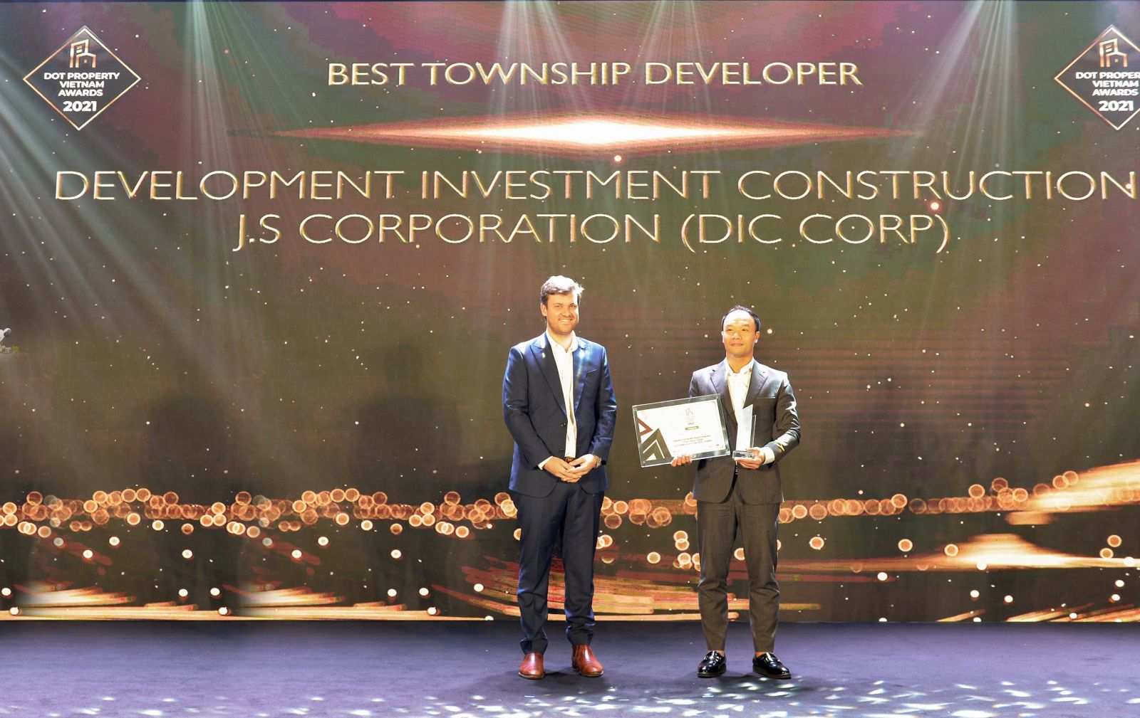 Đại diện Tập đoàn DIC đón nhận giải thưởng “Nhà phát triển đô thị xuất sắc nhất 2021” (Best Township Developer Vietnam 2021)