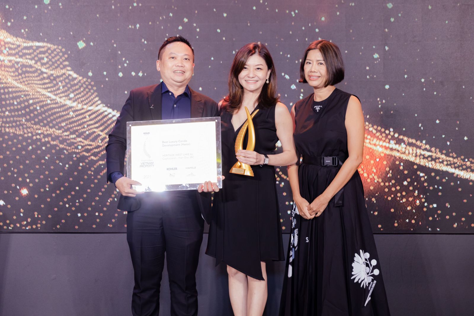 Đại diện từ CapitaLand Development nhận giải thưởng “Dự án căn hộ hạng sang xuất sắc” tại Hà Nội cho dự án Heritage West Lake