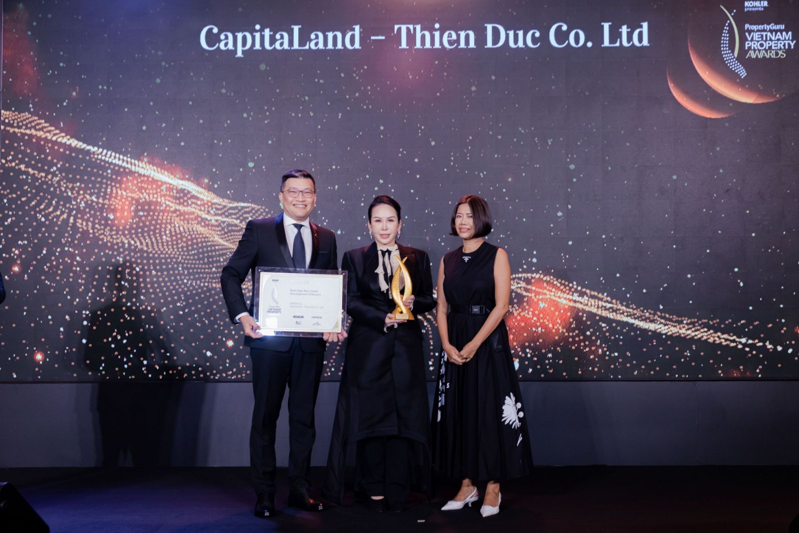 Đại diện từ CapitaLand Development nhận giải thưởng “Dự án căn hộ hạng sang xuất sắc” tại TP.HCM và “Dự án căn hộ cao tầng xuất sắc” tại Việt Nam cho dự án DEFINE