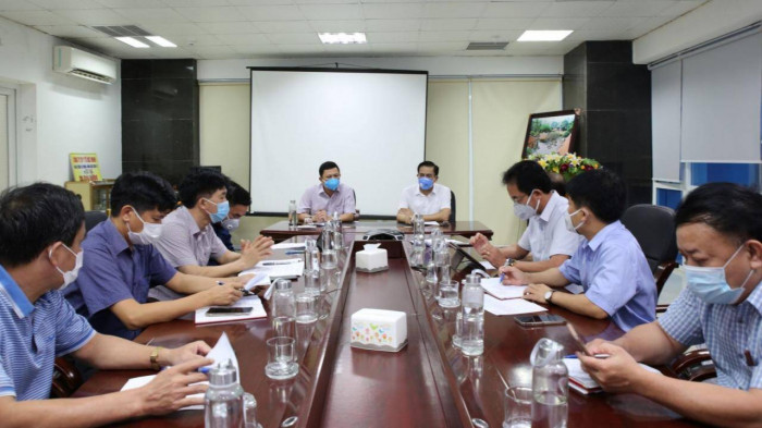 UBND tỉnh Hà Tĩnh triển khai họp bàn các giải pháp phòng dịch hiệu quả nhất khi phát hiện 2 ca dương tính với Covid-19 trong cộng đồng (Ảnh: Sở Y tế Hà Tĩnh)