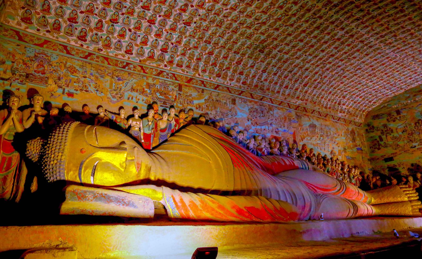 Pho tượng nổi tiếng “Phật nhập Niết Bàn” từ thời nhà Đường (khoảng thế kỷ VIII - IX) cao hơn 15m được tạc nằm nghiêng về một bên, yên tĩnh nhập Niết bàn. 